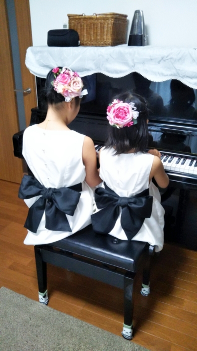 ピアノの発表会に姉妹お揃いワンピース