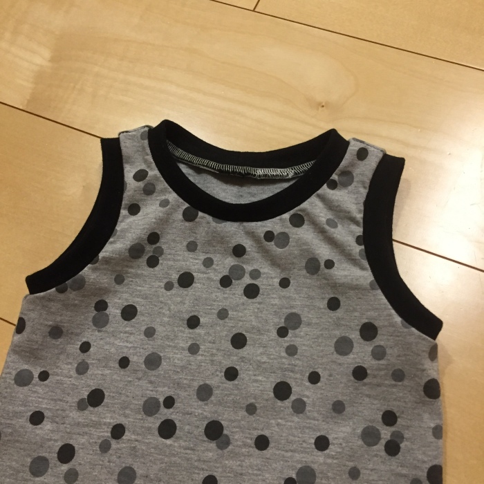 グレーのタンクトップ９０